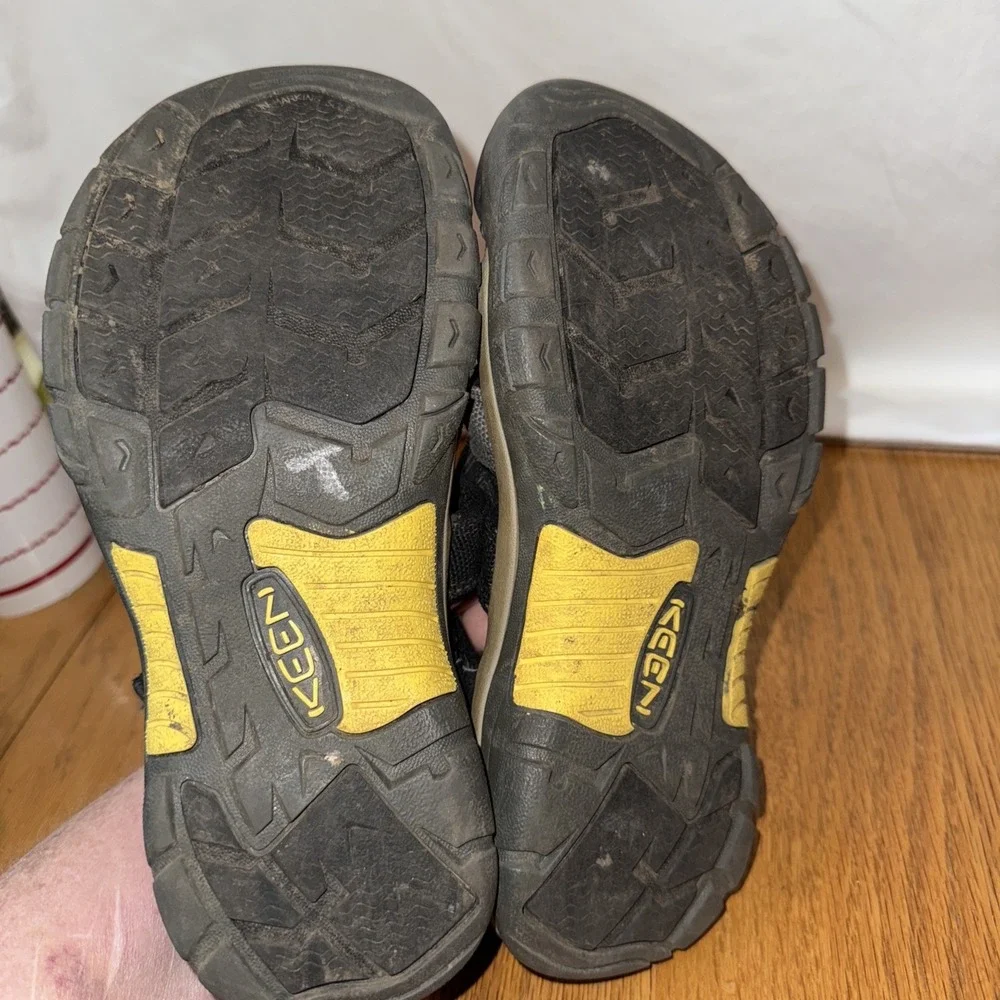 Keen‎ Mens Size 5 Black With gray Trim Waterproof Sandals Outdoor Hiking